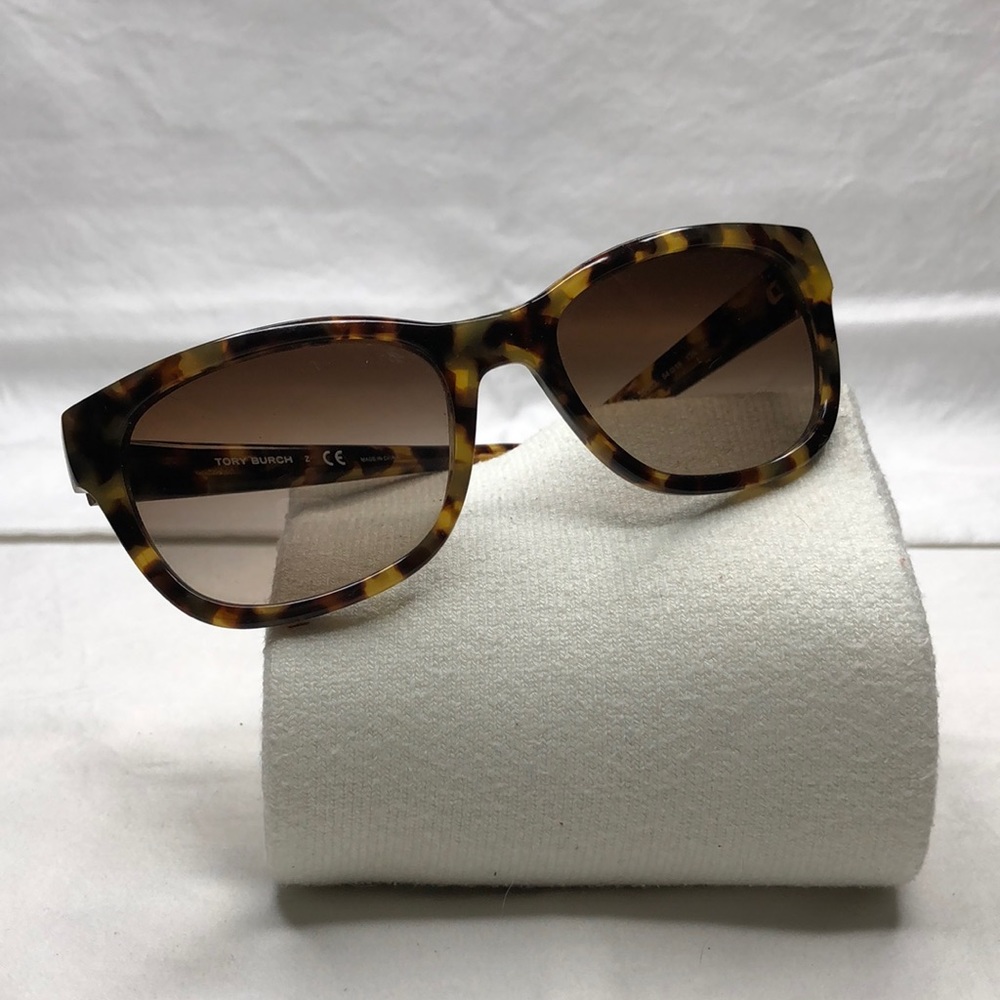 Tory Burch Brown Tortoise Wayfarer Style Sunglasses